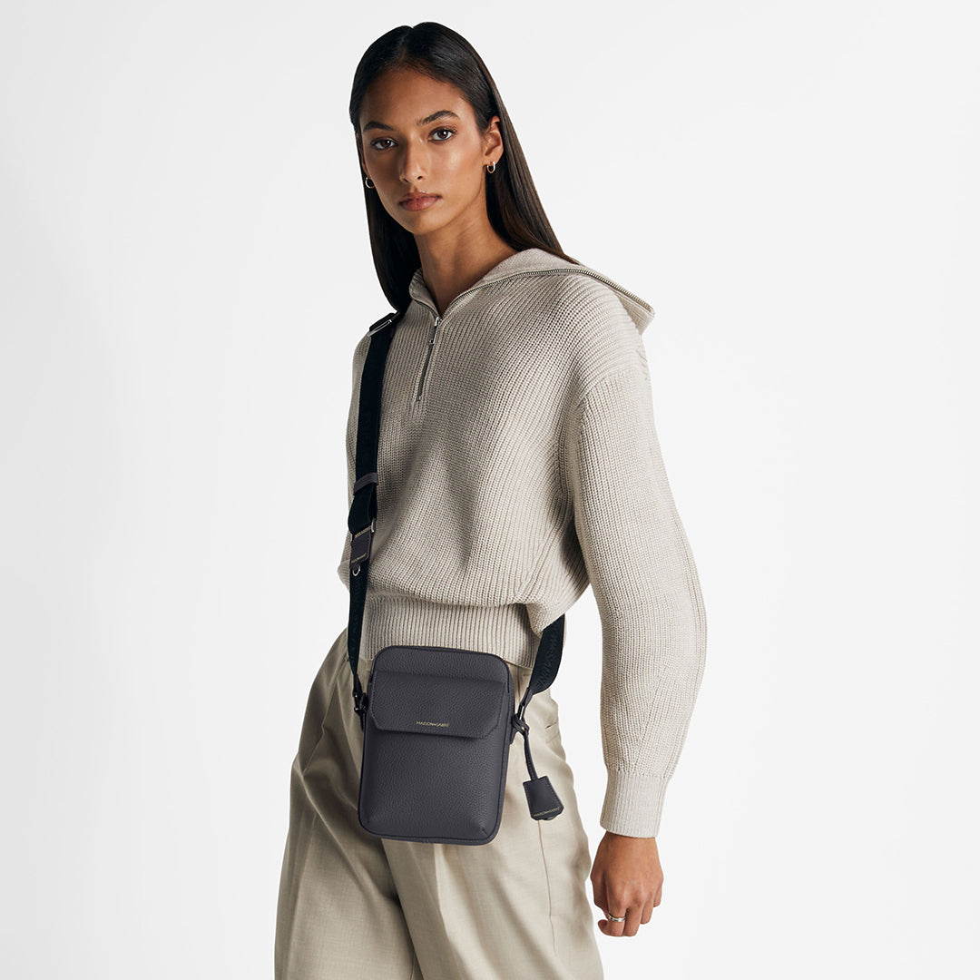 メッセンジャーバッグ Small Messenger Bag グラファイトグレー